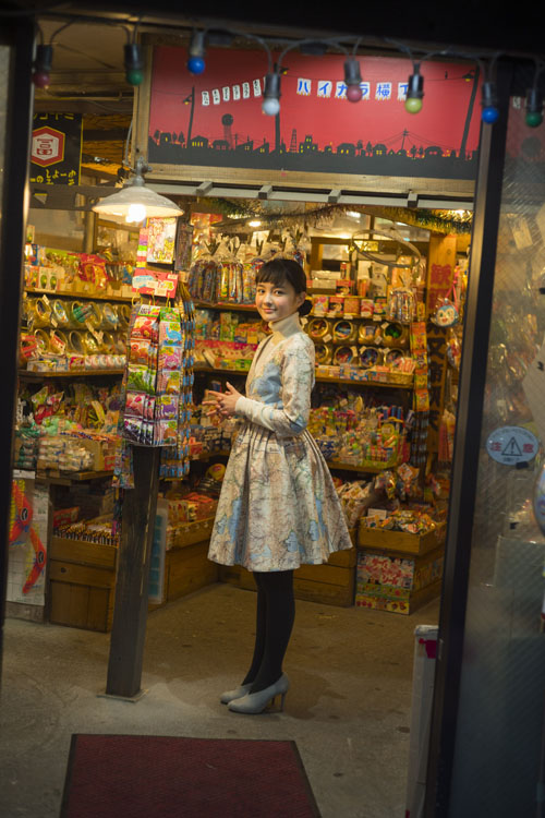 葵わかな、下町の駄菓子屋にご満悦